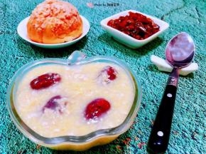 搭配早餐包和小黄瓜咸菜一起吃超级棒