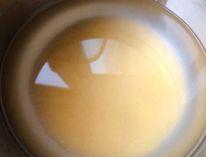 小米放入锅中倒入适量清水大火煮起来