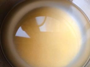 小米放入锅中倒入适量清水大火煮起来