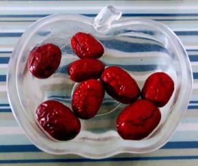 红枣在清水中浸泡一会儿洗净沥干水份备用