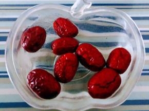 红枣在清水中浸泡一会儿洗净沥干水份备用