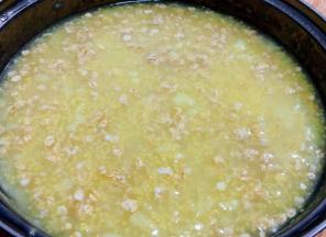 燕麦入锅后搅拌均匀