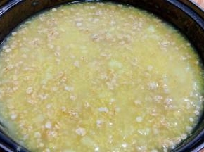 燕麦入锅后搅拌均匀