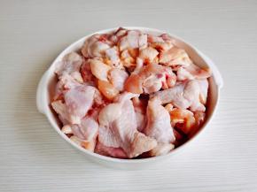 鸡翅根泡冷水，将血水泡出，再剪小块。