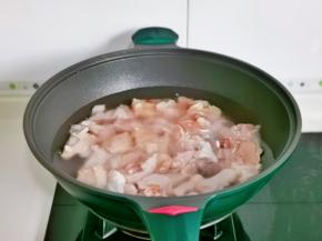 几块冷水下锅烧开煮2分钟，捞出冲洗干净。
