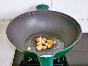 起油锅加入蒜瓣煸炒至黄色盛出备用。