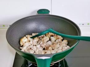 加入几块翻炒。