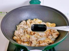 加入红烧酱油。