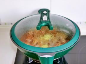 盖上锅盖焖熟。