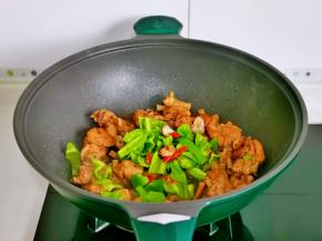 加入切好的青红椒。