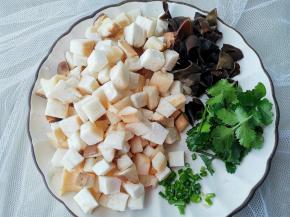 杏鲍菇洗净切丁，木耳泡发切碎，葱、香菜切段。