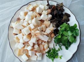 杏鲍菇洗净切丁，木耳泡发切碎，葱、香菜切段。