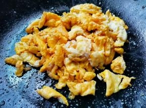 鸡蛋打散，磕入碗中煎熟备用。