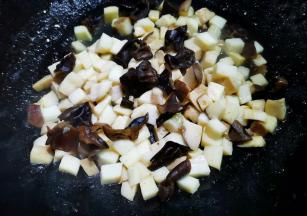 炒锅热油，加入杏鲍菇木耳翻炒1分钟，