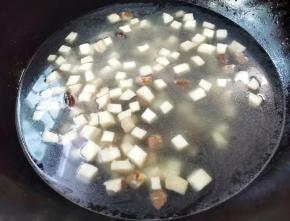 加一碗清水煮沸，