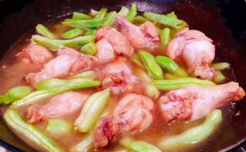 添加适量清水大火焖起来