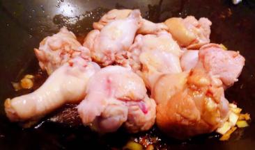 放入鸡翅根大火快速翻炒均匀的裹上料汁