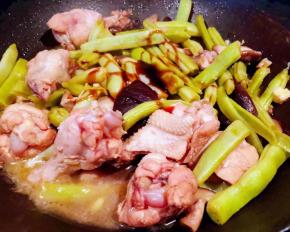 焖至汤汁不多时放入蚝油和盐