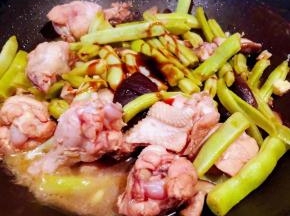焖至汤汁不多时放入蚝油和盐