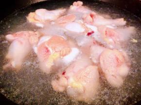 鸡翅根放入开水中同时倒入料酒焯水去除多余的油脂和杂质