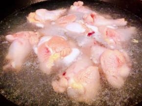 鸡翅根放入开水中同时倒入料酒焯水去除多余的油脂和杂质