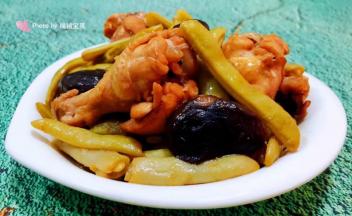 美味可口的豆角焖鸡翅根香菇装入盘中就大功告成了