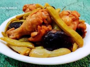 美味可口的豆角焖鸡翅根香菇装入盘中就大功告成了