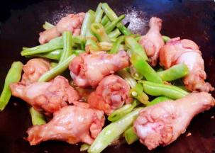 放入豆角大火炒至变色