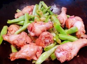 放入豆角大火炒至变色