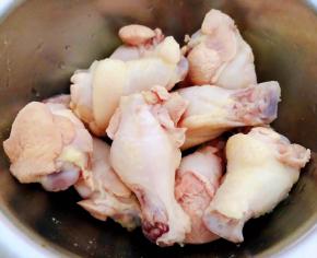 焯好水的鸡翅立即放入冷水中过凉多冲洗几遍洗净沥干水份备用