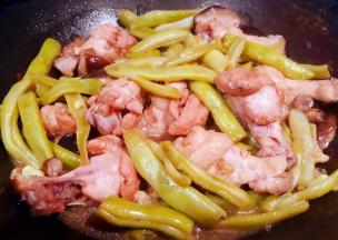 焖至所有食材完全熟透入味即可出锅享用