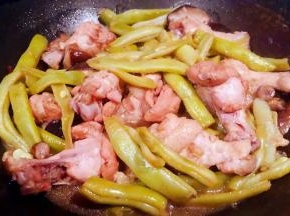 焖至所有食材完全熟透入味即可出锅享用