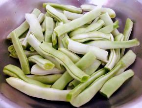 豆角洗净沥干水份掰成大小均匀的大段