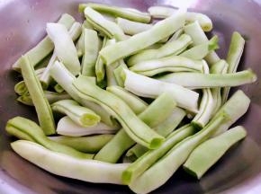 豆角洗净沥干水份掰成大小均匀的大段
