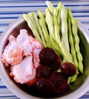 准备原材料鸡翅根、香菇去蒂洗净放入开水中焯水断生后立即放入冷水中过凉再沥干水份豆角摘去两端筋丝