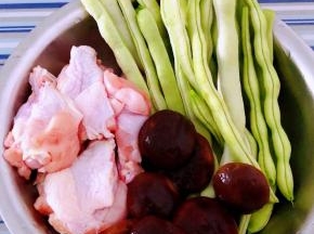准备原材料鸡翅根、香菇去蒂洗净放入开水中焯水断生后立即放入冷水中过凉再沥干水份豆角摘去两端筋丝