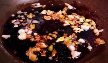 锅中倒入底油加热放入花椒炸香再放入葱姜蒜爆香倒入调味料一品鲜酱油和糖炒匀