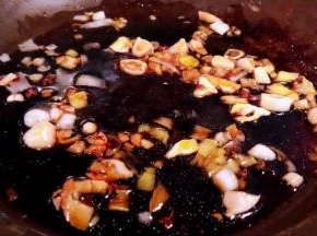 锅中倒入底油加热放入花椒炸香再放入葱姜蒜爆香倒入调味料一品鲜酱油和糖炒匀
