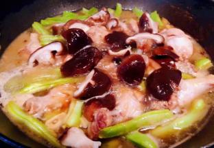 鸡翅根和豆角焖至七成熟时放入香菇改成中火一起焖