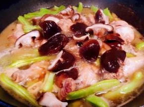 鸡翅根和豆角焖至七成熟时放入香菇改成中火一起焖