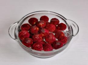 杨梅洗净后盐水泡20分钟，再洗干净。