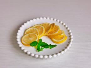 柠檬洗净切片。