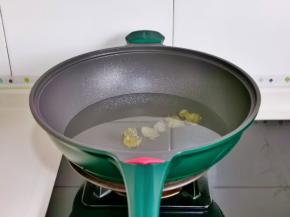 锅中加水，冰糖大火煮至冰糖融化。