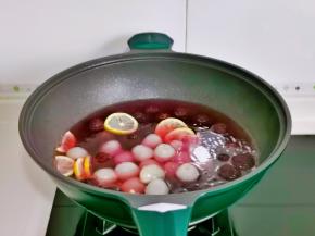 加入荔枝煮1分钟即可。