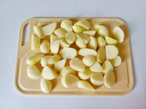 土豆削皮切成块 。