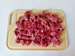 牛腩剔除筋膜切成小方块 。