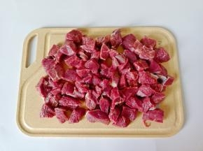 牛腩剔除筋膜切成小方块 。