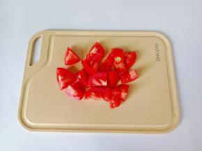 番茄切成小块 。