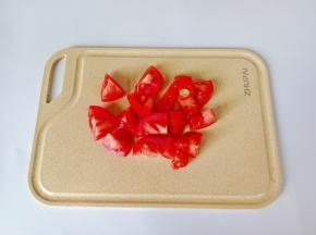 番茄切成小块 。