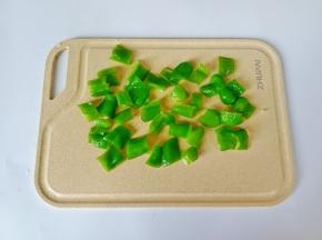 青椒去籽，切成小块 。